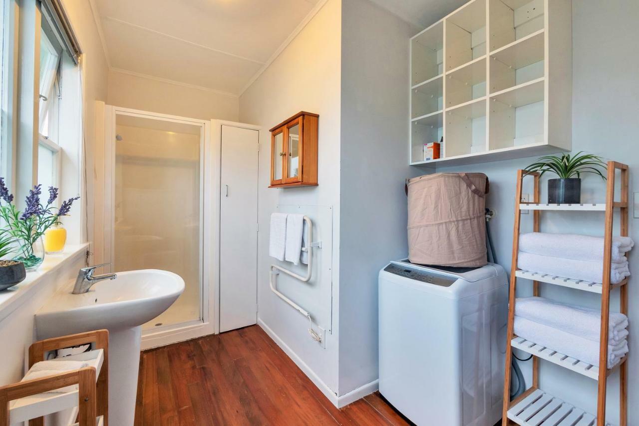 Sunny & Cozy Home Near Western Springs Auckland Bagian luar foto